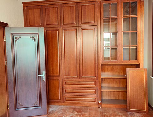 黔江中式家庭装修里定制的实木衣柜效果图